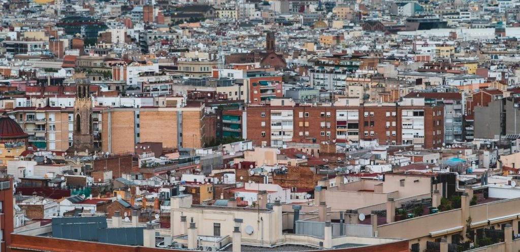 oste de vender un piso en Barcelona con inmobiliaria frente a hacerlo por tu cuenta