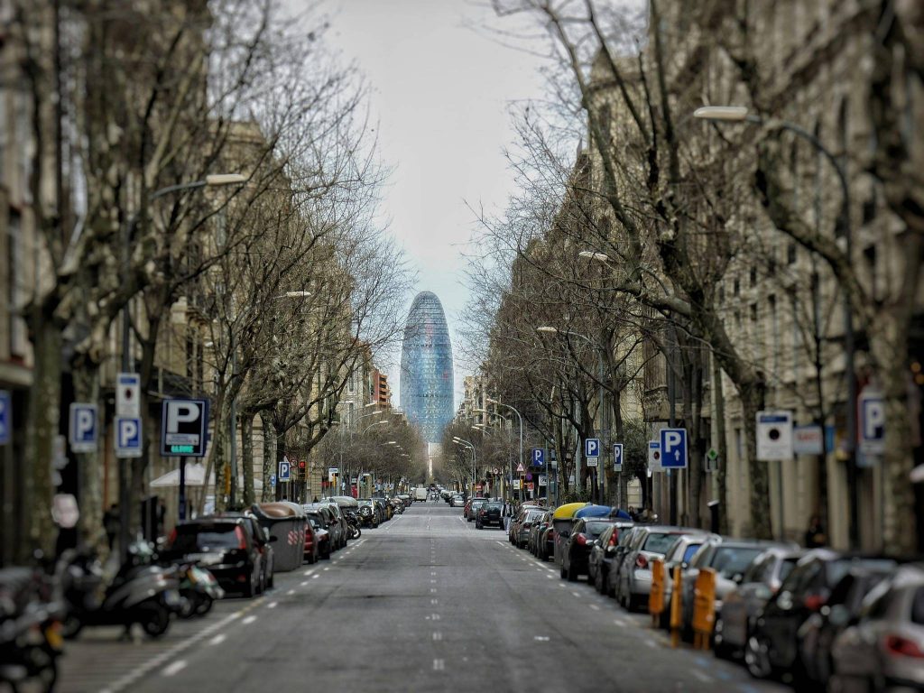 Vista de la Torre Glòries desde una calle de Barcelona, España
