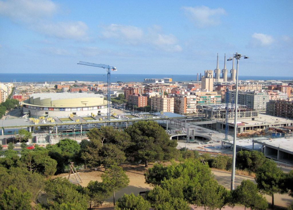 Vista de Badalona con el mar y las torres, asesoría para vender piso sin inmobiliaria
