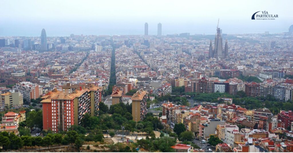 Vista panorámica de Barcelona con la Sagrada Familia y edificios residenciales, representando el mercado de alquiler en la ciudad