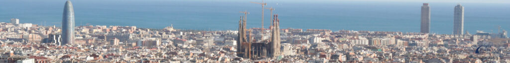 Vista panorámica de la Sagrada Familia con el mar Mediterráneo al fondo