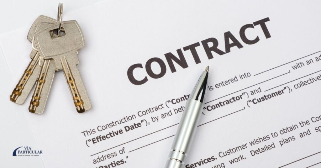 Llaves y contrato inmobiliario que ilustran un artículo sobre honorarios ocultos y doble cobro.