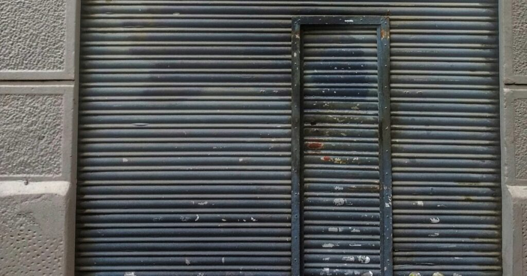 Local comercial cerrado en una calle de Barcelona, reflejo del bloqueo estructural del acceso a la vivienda