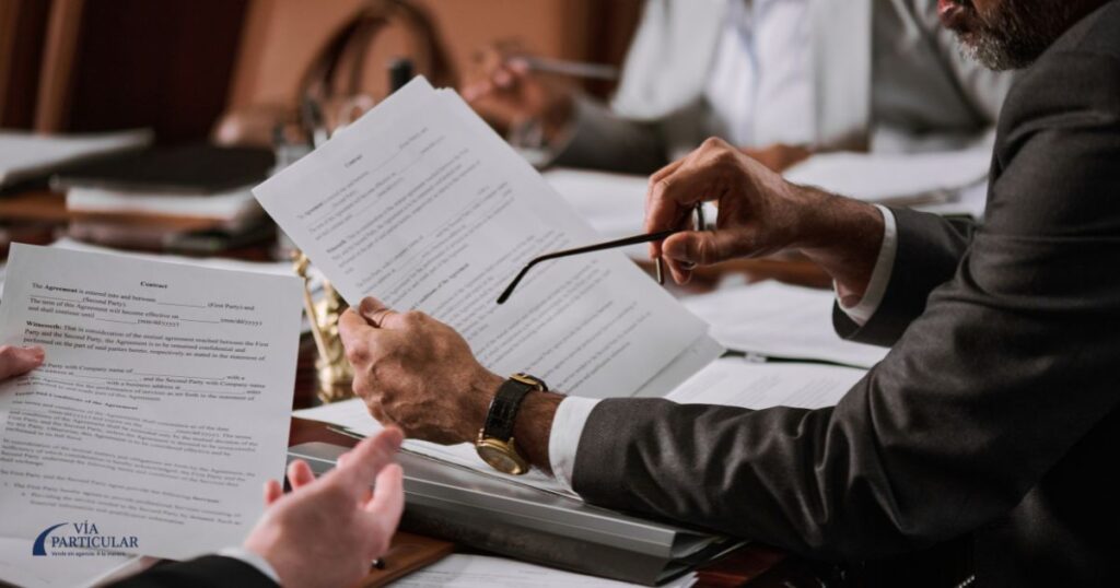 Persona revisando documentación y contratos antes de vender un piso con una agencia inmobiliaria