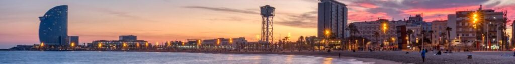 Panorámica del frente marítimo de Barcelona en la Barceloneta con el Hotel W y la Torre de Sant Sebastià al atardecer