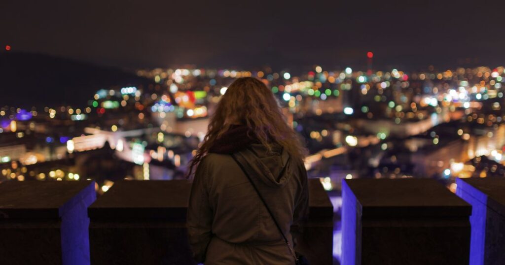Persona observando la ciudad y reflexionando sobre el mercado inmobiliario actual