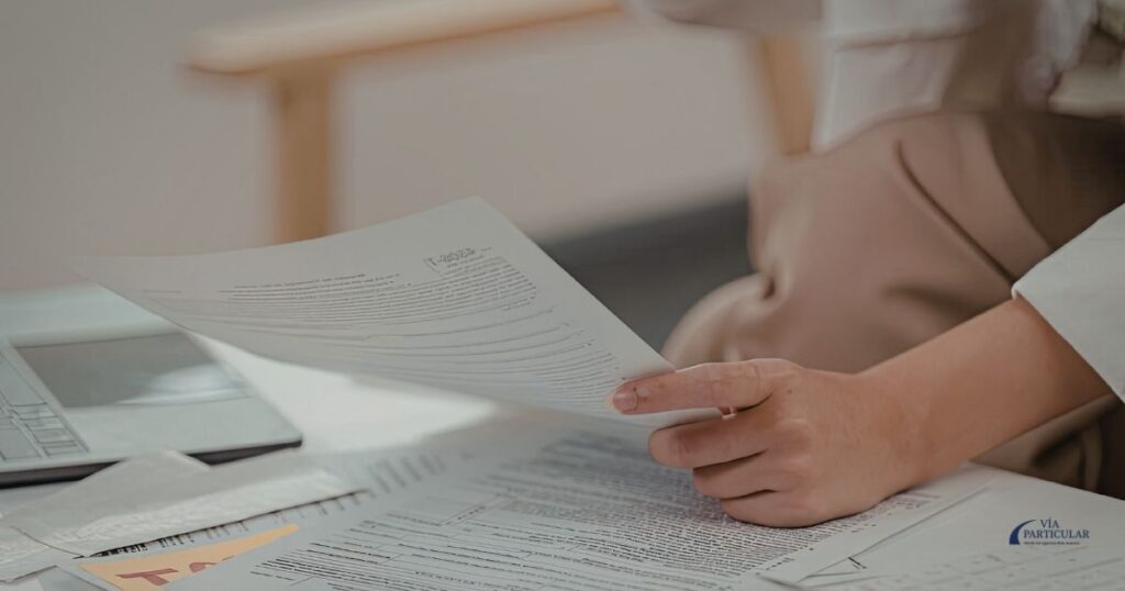 Persona revisando documentos antes de comprar un piso a un particular en Barcelona